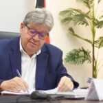 João Azevêdo anuncia reajuste salarial linear para servidores estaduais
