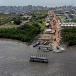 Operário segue desaparecido após acidente na Ponte do Futuro; governo já classifica estrutura como “fôrma metálica” antes de perícia